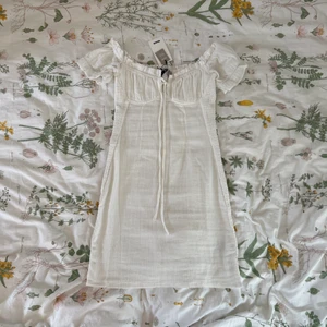 Vit sommarklänning  - Härlig klänning som är helt ny. Perfekt till sommaren. Säljer åt min syster. 51 kr frakt !!!KOLLA MIN BIO INNAN NI SKRIVER T MIG!!! 