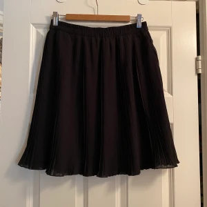 Svart kjol  - Svart kjol Nästan helt oanvänd  Storlek M  40 kr exklusive frakt 🌸