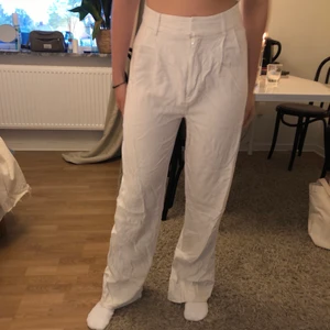 Linnebyxor  - Säljer dessa jättefina linnebyxor från Gina Tricot då dom tyvärr inte passar längre. Dom är i bra skick utan fläckar. Skriv gärna för fler bilder eller vid frågor 😊