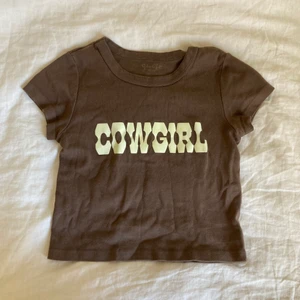 Brandy melville t-shirt  - En t-shirt från brandy melville! Den är onesize men skulle säga kanske xs-s 