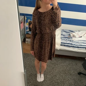 Klänni - Säljer denna klänning med leopardmönster!
