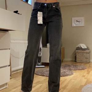 Lägger ut dessa igen pga oseriös köpare. Säljer dessa Zara jeans i storlek 34. 