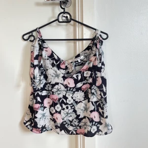 SommarTopp  - Med knytningar i axlarna 