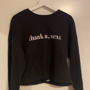 Svart sweatshirt - Svart sweatshirt med en drawstring i nedre kanten, använd ett fåtal gånger :)