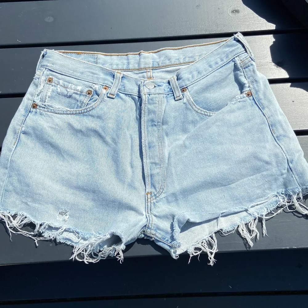 Ett par levis shorts som tyvärr inte kommer till användning löngre <3 står ingen storlek men motsvarar typ en S eller M. . Shorts.