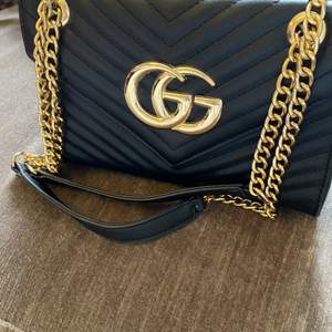 Fake Gucci väska, köpt i Grekland men det är superbra kvalite. Den är rymlig och det går att ändra axelbanden så det blir en cross body bag också. Har fler bilder❤️  