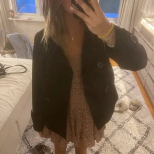 Svart kappa - Super fin svart kappa som inte kommer till så mycket användning längre! Den är i super bra skick! Frakt tillkommer🫶🏼🫶🏼