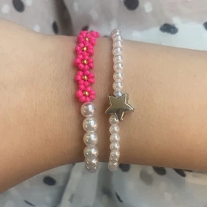 Pärlade armband - Superfina pärlade armband!   De med blommor: 35:-  De med stjärna: 30:-  Få båda för: 60:-  Gratis frakt! Går även att få i fotlänk! 
