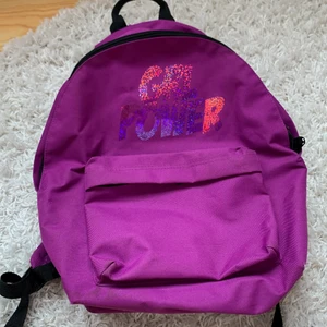 Dolly Style väska  - fint skick, lite märken på den, stor förvaringsyta, perfekt till någon som gillar dolly style, Pollys väska, kan ej hitta att dem säljer den längre, vanligt pris är omkring 300-500kr du betalar frakten 