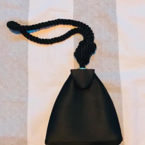 Svart handväska - Vintage Handväska, som jag köpte för att få en Winx vibe❤️ Får plats mycket i den även om det är en handväska🥰