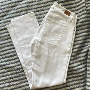vita jeans från RL använda 1 gång och sedan tvättade. som syns på bild 2 så färgade märket av sig lite, men inga andra synliga fel.