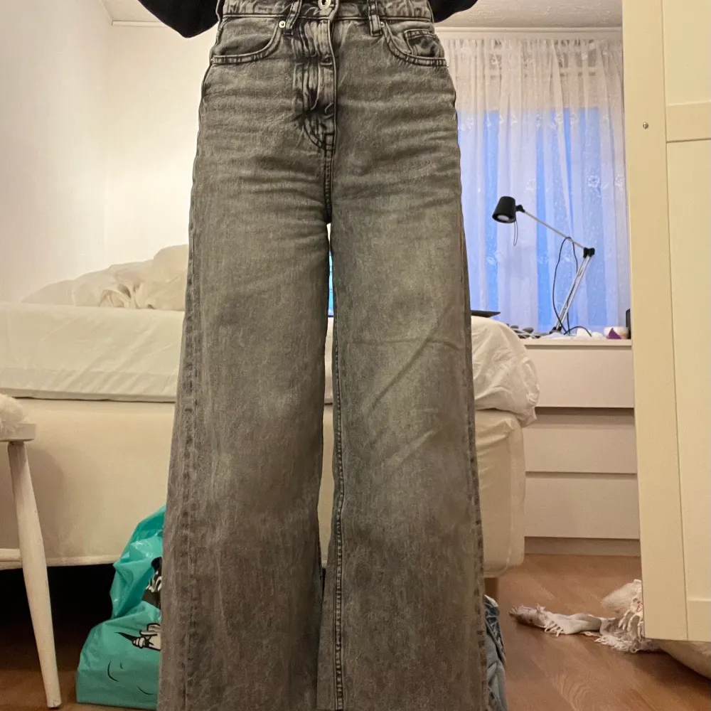 Straight jeans, cropped, high rise. Köpte för 299 kr men säljer de för 100 kr.. Jeans & Byxor.