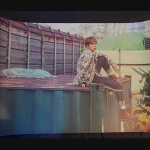 Bts hyyh poster - Officiell limited edition poster från 2016 om jag minns rätt. Jättefint skick. Aldrig blivit uppsatt, har dock blivit vikt på mitten en gång. Frakt 26kr 💗