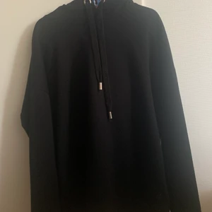 Svart hoodie - Säljer en helt vanlig basic svart hoodie, väldigt skön! Den är ytterst lite nopprig men inget man tänker på. Skriv vid funderingar❤️