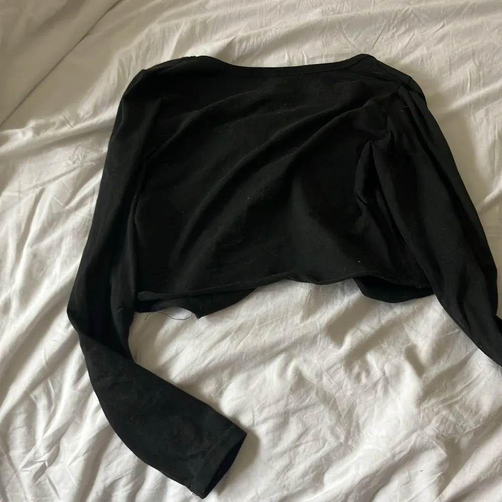 En svart långärmad tröja med en fjäril på💕 använder inte den längre😝 möts helst upp. Tröjor & Koftor.