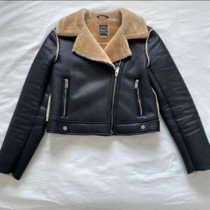 Faux Fur Läderjacka - Snygg läderjacka med falsk päls som täcker hela jackan inifrån. Passar perfekt till höstligt väder. Använt några gånger under hösten. Jackan är liten i storleken, passar mig som är en S i Jackor