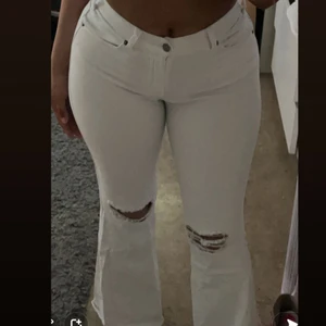 Dr.denim vita bootcutjeans  - Säljer dessa byxor från dr.denim. De är köpta från butiken SALT och de är i ett bra skick och jag säljer dem för att de inte riktigt är min stil längre. Storleken är M. 