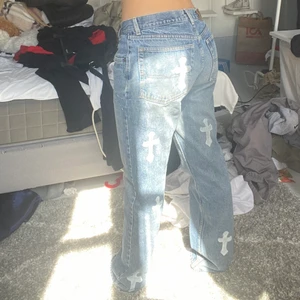 Gant jeans med kors tryck  - Säljer mina skitsnygga jeans med detaljer på baksidan🫶🏼 super skick och helt felfria passar någon runt 165-175 cm. Först till kvarn gäller