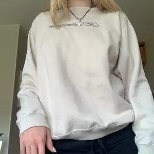 OBS skriv till mig innan du köper!! Vintage reebok sweatshirt i en ljus beige färg, köpt för 450kr. I bra skick, jag som har på mig tröjan har vanligtvis S som storlek. Skriv för fler bilder/frågor :)