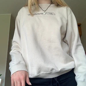 Vintage reebok sweatshirt - OBS skriv till mig innan du köper!! Vintage reebok sweatshirt i en ljus beige färg, köpt för 450kr. I bra skick, jag som har på mig tröjan har vanligtvis S som storlek. Skriv för fler bilder/frågor :)