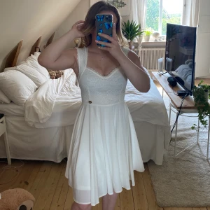 Vit klänning  - Tänkte använda den på studenten men hittade en annan klänning. Prislapp sitter kvar 