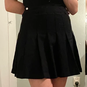 Veckad  kjol - Köpte kjolen på h&m lapparna är dock inte kvar, bra skick 