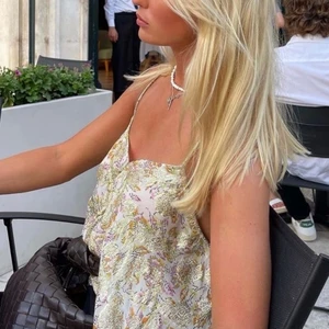 Söker zara topp - Bilderna är från pinterest och zaras hemsida! 💕 Söker den här toppen från zara i storlek xs, skriv jättegärna om du har och vill sälja! 