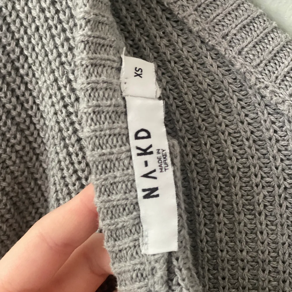 Stickad grå tröja från NAKD, djup rygg, storlek XS🤍  - Frakt tillkommer om plagget behöver postas -. Tröjor & Koftor.