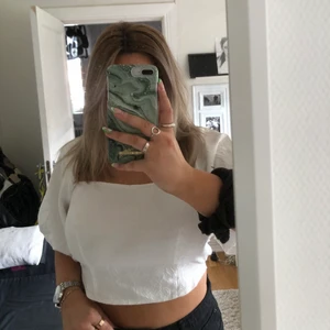 Vit blus - Säljer nu en vit blus i stl 38 ifrån Misslisibells gamla kollektion på NA-KD. Blusen har vida armar och rygg med knyte. Finns en liten missfärgning på bröstet men den är inte särskilt märkbar. OBS‼️ Köparen står för frakten som ej är inkluderat i priset😊