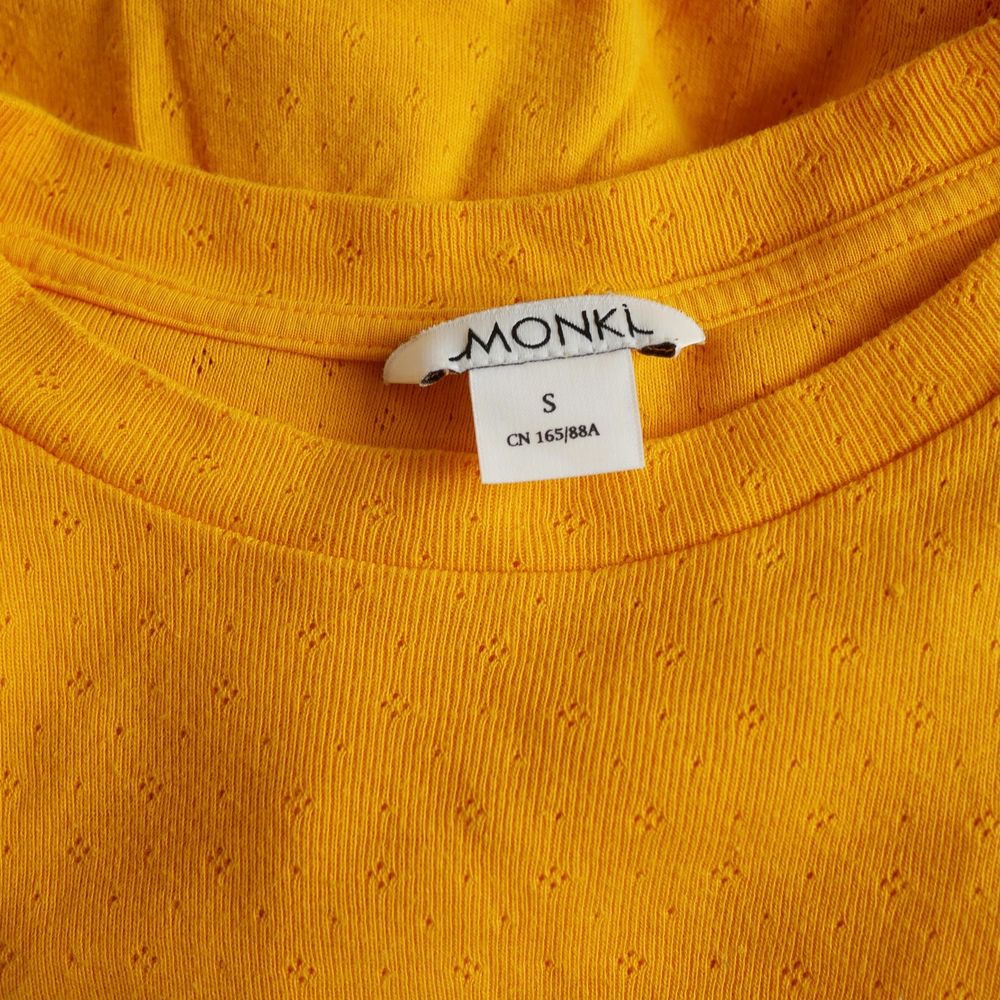 Gullig gul T-shirt från Monki! Riktigt somrig! U. T-shirts.