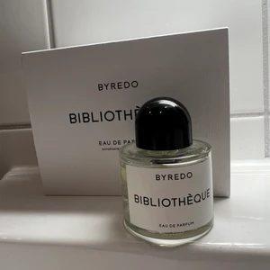 Parfym Byredo Bibliotheque 50ml - Byredo Bibliotheque 50 ml flaska, ca 48ml kvar. Köptes för 1400, säljer för 1000 + frakt. Frakt tillkommer på 66kr spårbart med postnord, annars finns den att hämtas upp i Göteborg. Full presentation medföljer! (se bild).