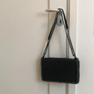 Handväska från Ginatricot  - Svart handväska från Ginatricot! Perfekt storlek! 