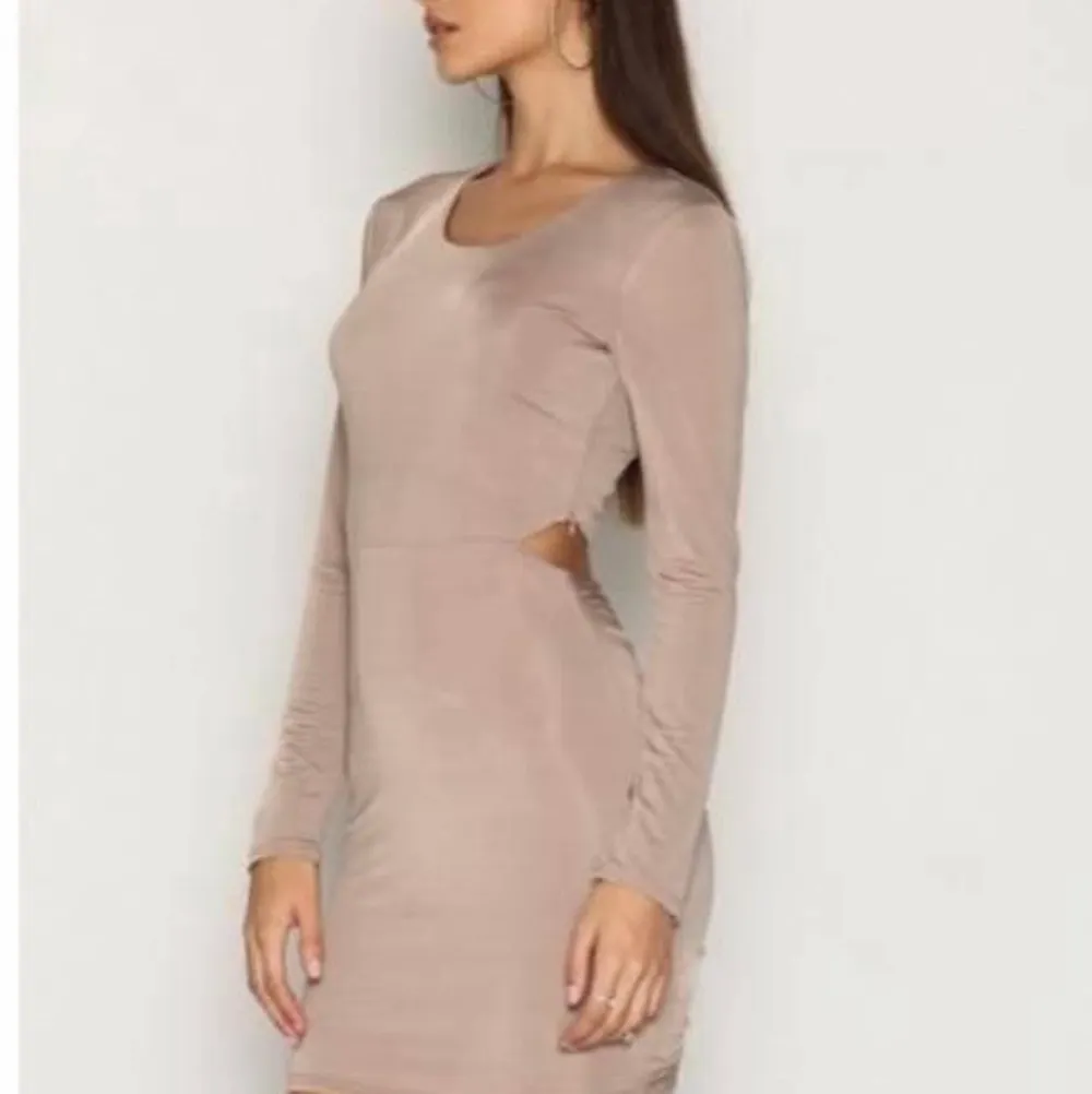 Superfin klänning i strl S! Aldrig använt utan bara varit hängande. Beige/rosa färg. Bud om fler är intresserade ☺️. Klänningar.