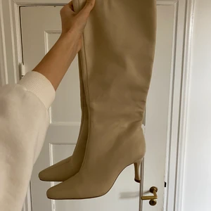 Tony Bianco boots - Tony bianco boots. Samma som Matilda djerf har, sååå snygga tyvärr en storlek för små för mig.. nypris 3000kr mitt pris 2000kr. Aldrig använda, fick i present men får inte på mig skorna då min pojkvän köpte en storlek för liten 🫠