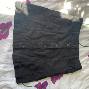 Jeanskjol - Svart jeanskjol i gott skick. Storlek S