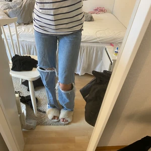 Byxor  - Fina byxor från zara som ej kommer till användning längre, dragkedjan är lite sönder då det ej finns stopp där nere men om den lossnar går det att fixa på 10 sek, frakt tillkommer💗