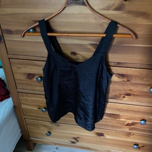 Svart Linne - Svart linne med blommiga mönster. Köpt secondhand! 