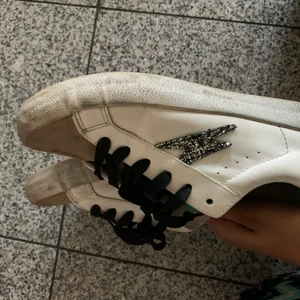 Skor med blixt till salu - Säljer mina as balla skor med blixt på. Har används flera gånger men ingq tydliga deffekter. Skorna påminner om goolden goose. Kan tänka mig 200 för dessa men pris går att diskutera