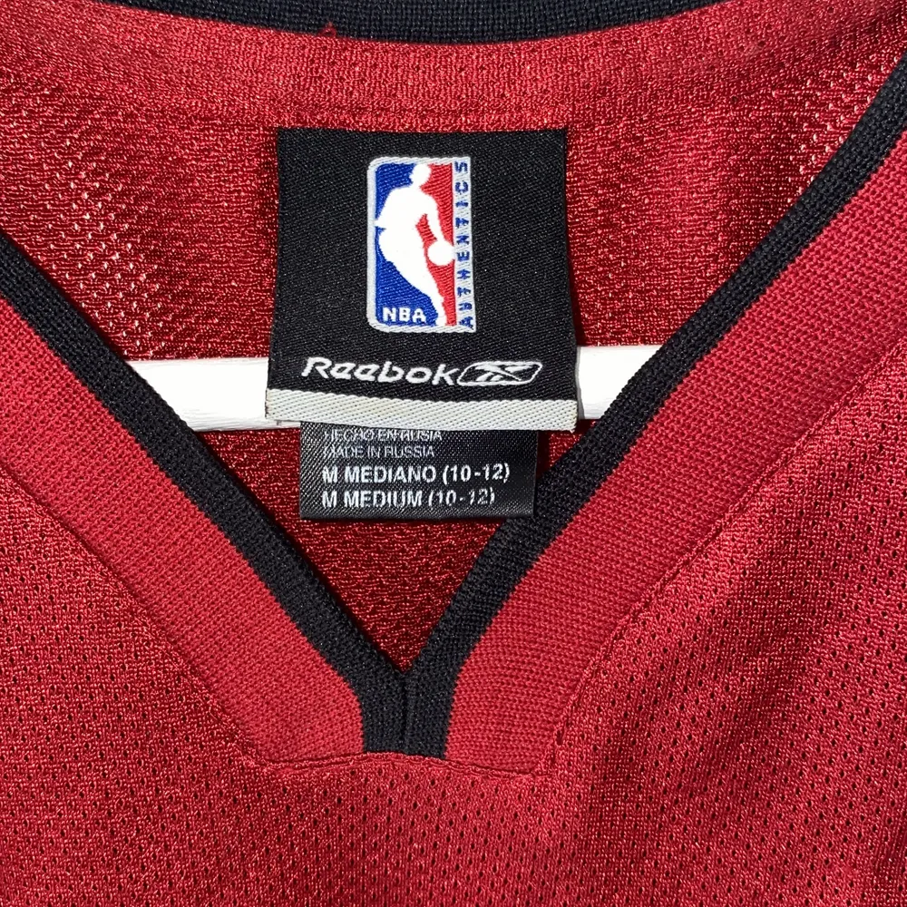 Miami Heat linne med Shaquille O’Neal #32. Inköpt i Florida när han var aktiv i den officiella Miami Shopen.  Givetvis helt äkta.  Använd av mig som liten.  Strl M barn, 10-12 år. . T-shirts.