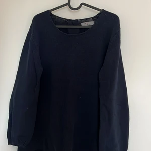 Cool marinblå stickad tröja - Fin marinblå stickad tröja med coola detaljer💙