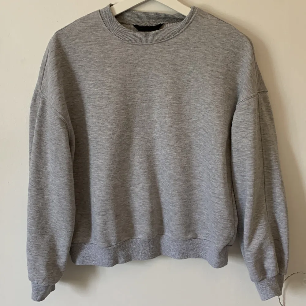 En basic grå tröjan ifrån shein I storlek XS. Säljer pga att den inte passar i armarna längre.  Säljs för 15kr plus frakt . Tröjor & Koftor.