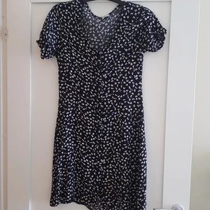 Klänning från chiquelle - Klänning med små blommor på  Frpn chiquelle , använd fåtal gånger så i bra skick storlek S, går nästan till knäna men inte längre 