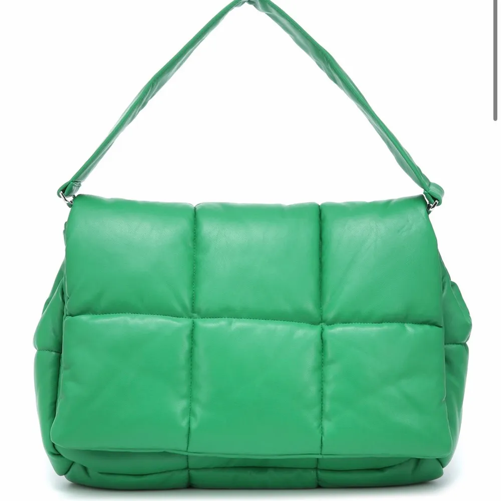 En fu*king fabulouse, helt ny STAND Studio väska i faux-läder. Superhärlig grön med orange knappar (går att ta bort). Kommer med ett längre band och ett kortare (man kan se båda på första bilden). Kvitto samt original tag medföljer köp. Original pris 2699. Väskor.