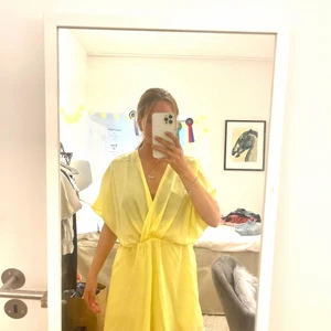 Fin klänning  - Gul, ”lös” klänning med urringning 