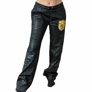 y2k skinnbyxor - storlek: L, passar M om man har långa ben eftersom att det går att knyta runt midjan. märke: Jokisnotajoke. möts upp i stockholm eller fraktar 🖤