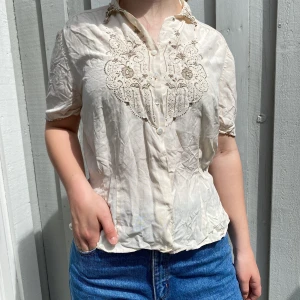Vinatge blus XS/S/M - Köpt på en second hand i Göteborg. Finns ingen lapp. Passar storlek XS-M.