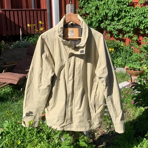 Timberland Jacka - Beige Timberland vår- och sommarjacka herrmodell.           storlek M/M. 