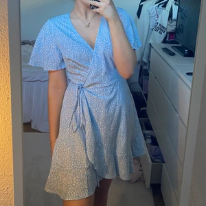 Klänning  - Superfin sommarklänning från shein som aldrig kommit till användning , endast testad! Frakt 45kr