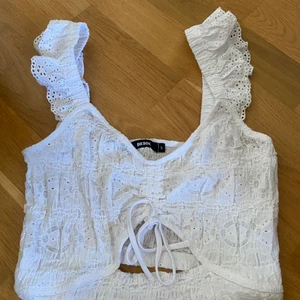 Vit blus  - Vit blus Storlek: S Färg: Vit   Obs köparen står för frakten 