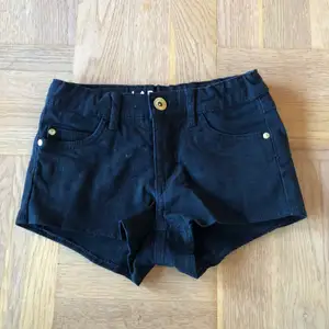 Ett par korta vanliga svarta shorts i stl 134.